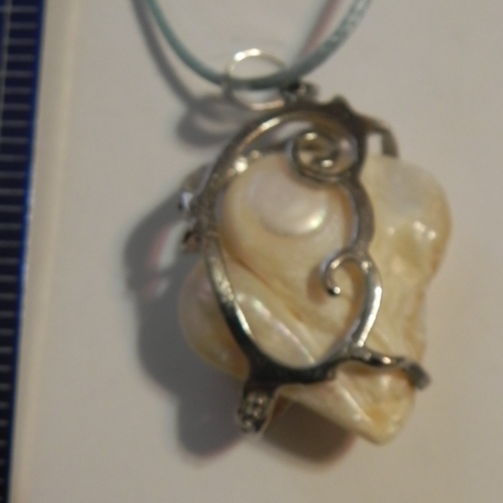 Pearl shell necklace - Picture 3 of 4